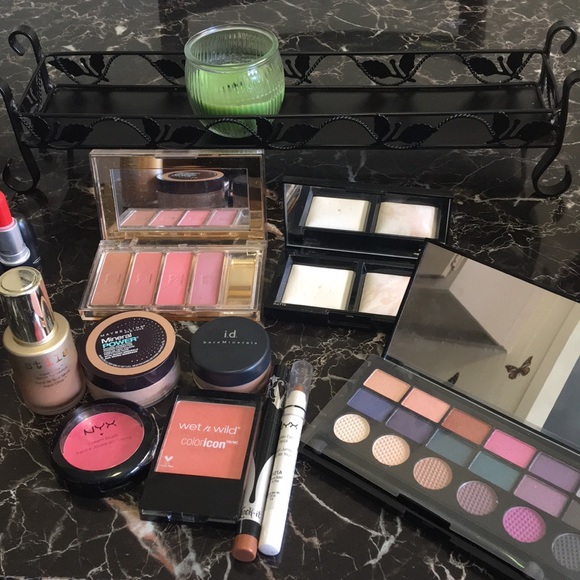 Makeup - Picture 3 of 6